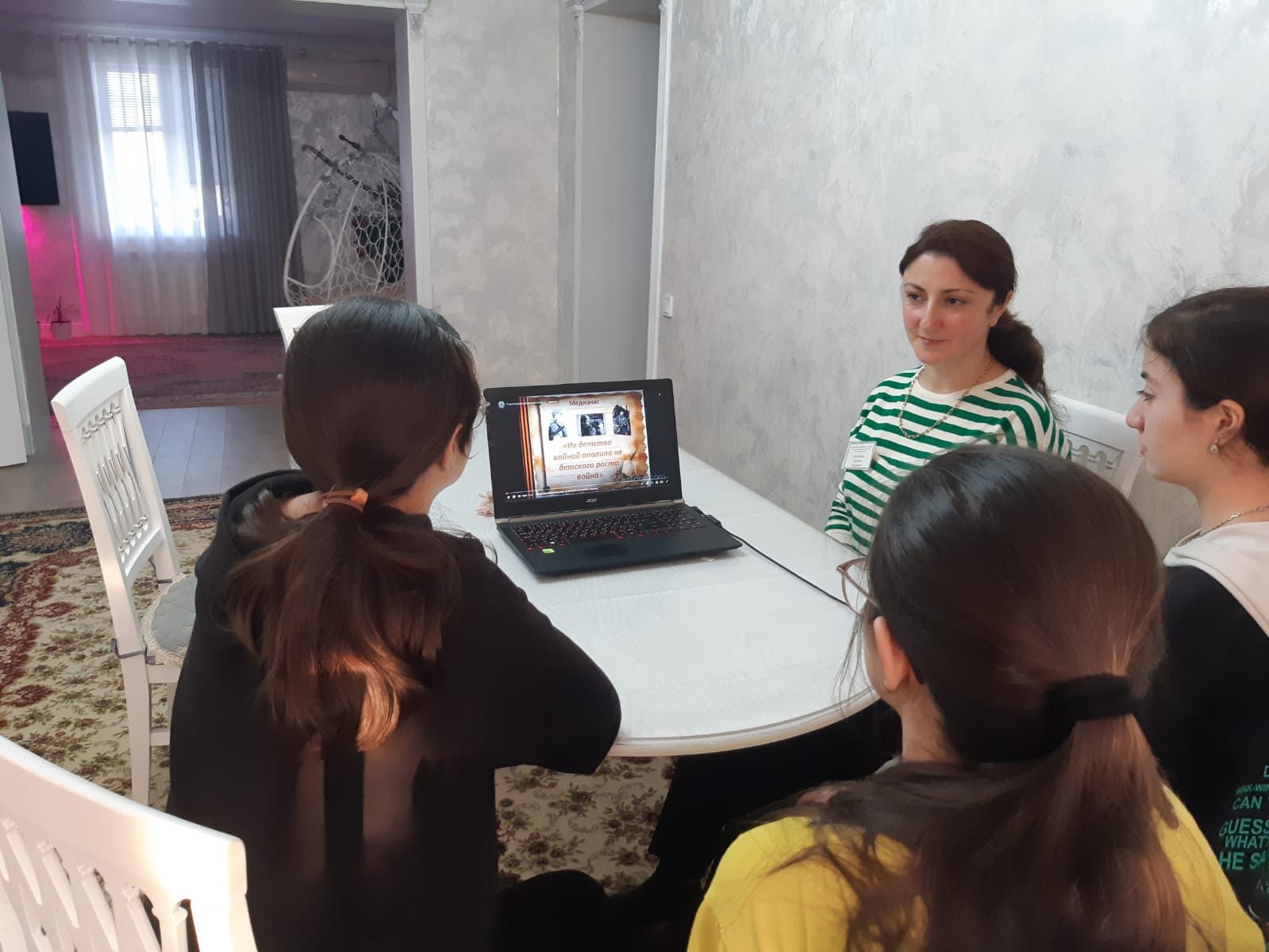 Просмотр видеоролика, посвященного "Дню юного героя антифашиста", среди юных получателей социальных услуг